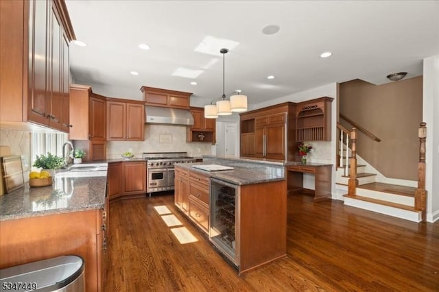 kitchen featuring open shelves, dark wood-style flooring, under cabinet range hood, a sink, and double oven range