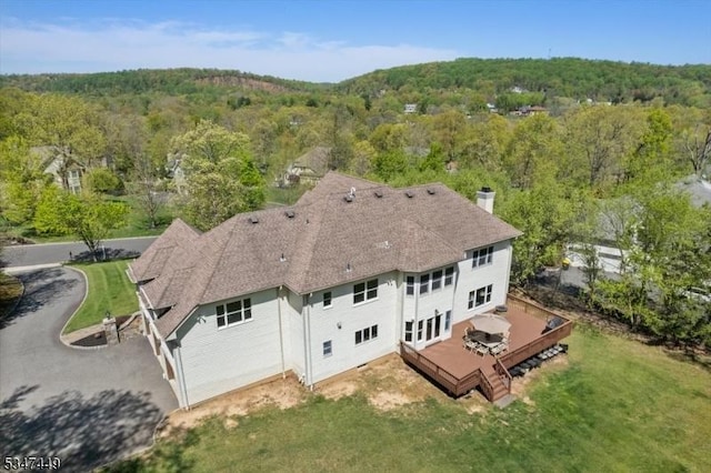 birds eye view of property featuring a wooded view
