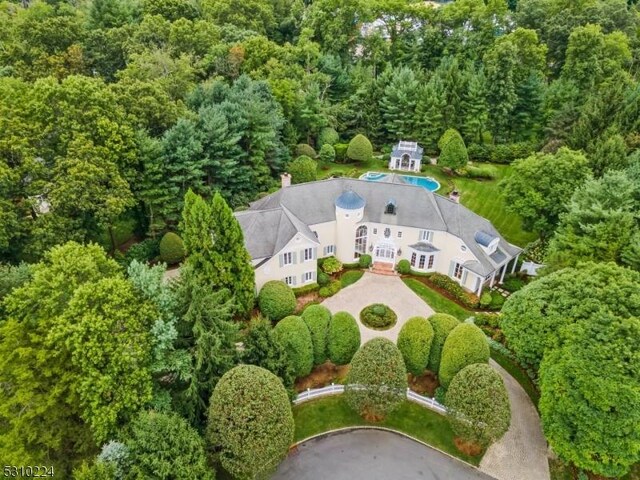 bird's eye view featuring a forest view