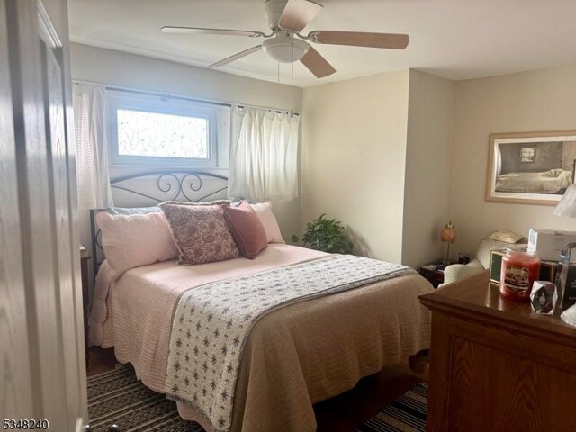 bedroom with ceiling fan