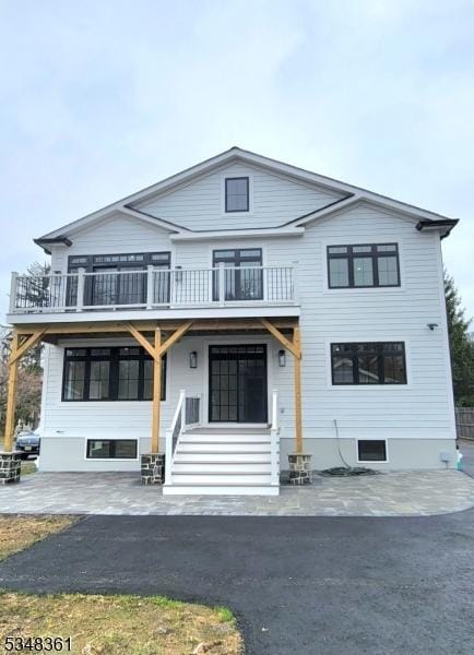 view of front of property featuring a balcony
