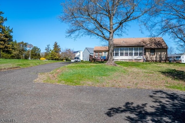 view of front facade with a front yard