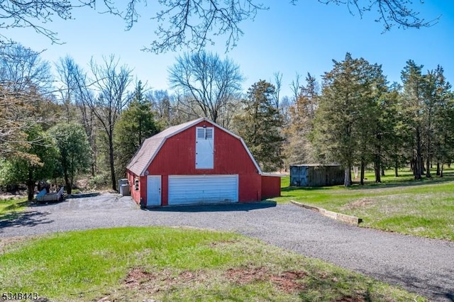 detached garage featuring gravel driveway