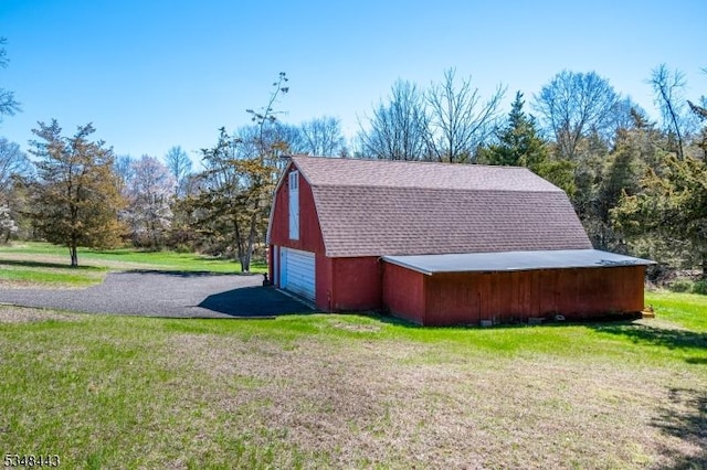 view of barn featuring a lawn