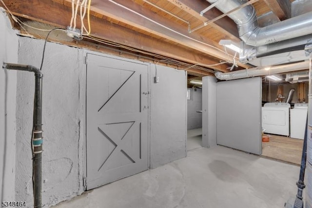 unfinished below grade area featuring washing machine and dryer