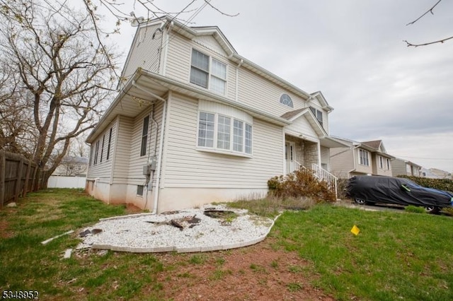 view of front of property featuring a front yard and fence