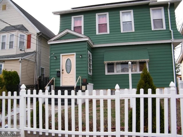 view of front of house featuring a fenced front yard