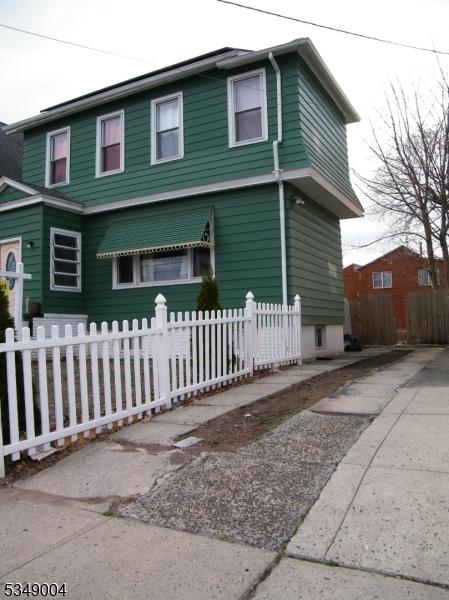 view of front of property featuring a fenced front yard