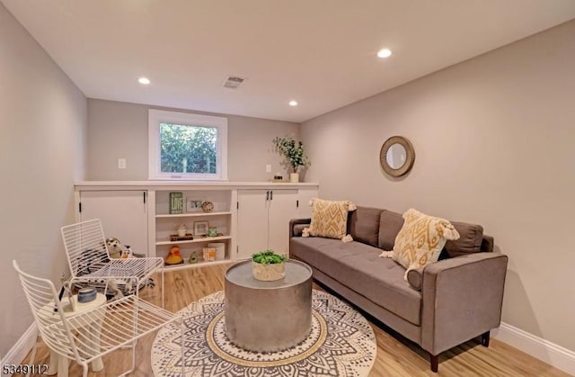 living area with visible vents, recessed lighting, light wood finished floors, and baseboards