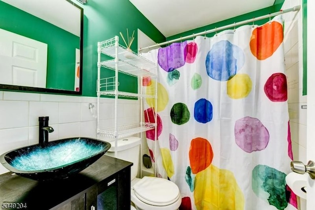 688 S 18th St, Newark City, NJ 07103 - full bath featuring toilet, vanity, a shower with curtain, and tile walls
