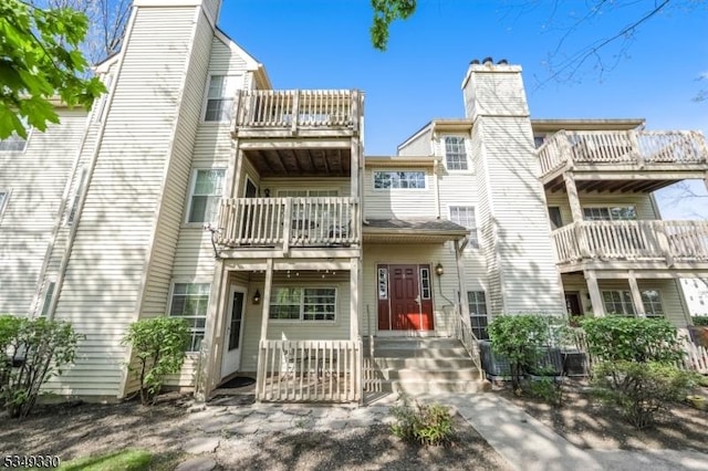 view of front of property featuring a balcony