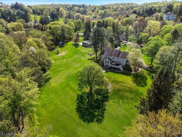 birds eye view of property featuring a forest view
