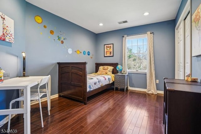 bedroom featuring recessed lighting, baseboards, dark wood-style flooring, and visible vents