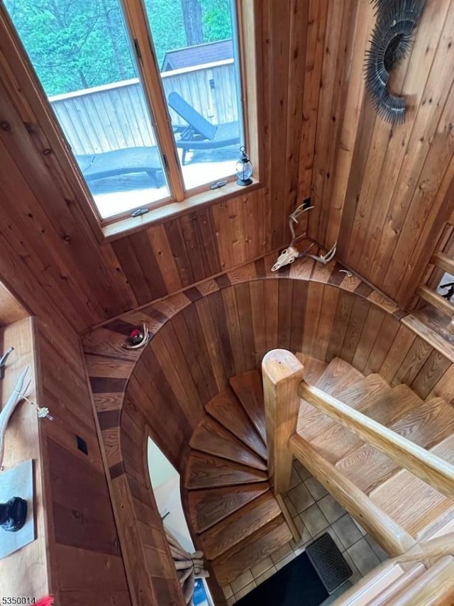 20 Glenwood Ln, Vernon Twp, NJ 07461 - detailed view of wood walls