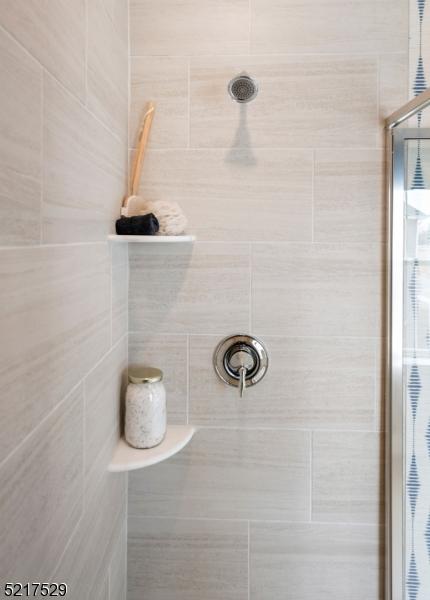 bathroom featuring tiled shower