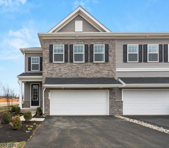 view of front facade featuring a garage and driveway