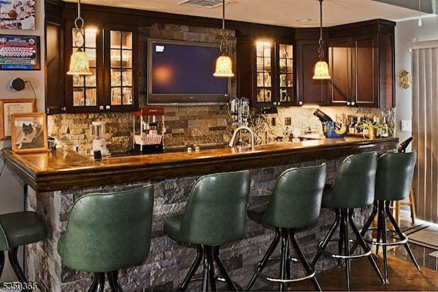 74 Longview Ave, Parsippany-Troy Hills Twp, NJ 07034 - bar with indoor wet bar, hanging light fixtures, and tasteful backsplash