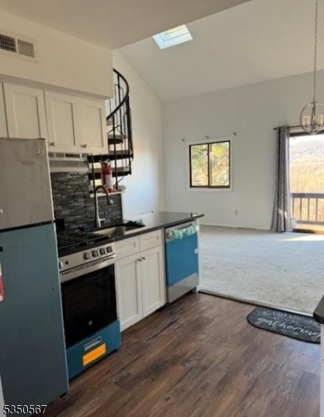 2 Alta Ct, Vernon Twp, NJ 07462 - kitchen featuring a sink, freestanding refrigerator, dishwashing machine, stainless steel gas stove, and vaulted ceiling