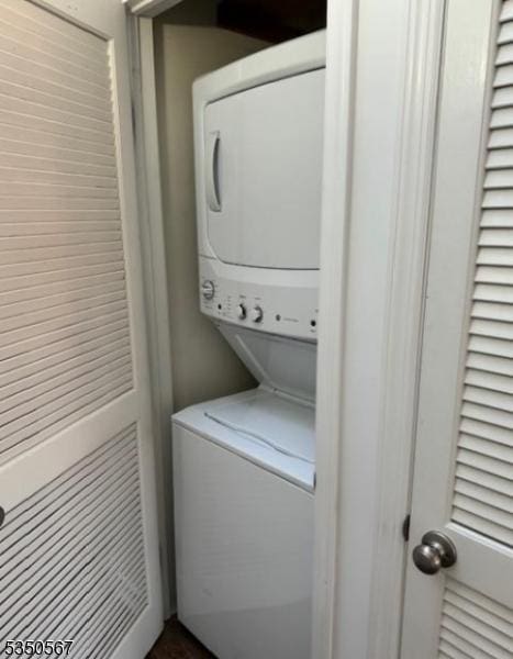 2 Alta Ct, Vernon Twp, NJ 07462 - washroom with stacked washer / drying machine and laundry area