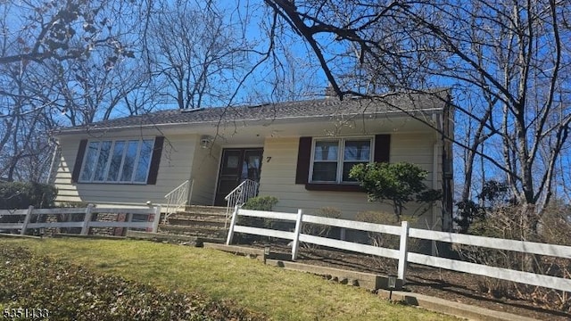 view of front of property featuring a fenced front yard, a porch, and a front yard