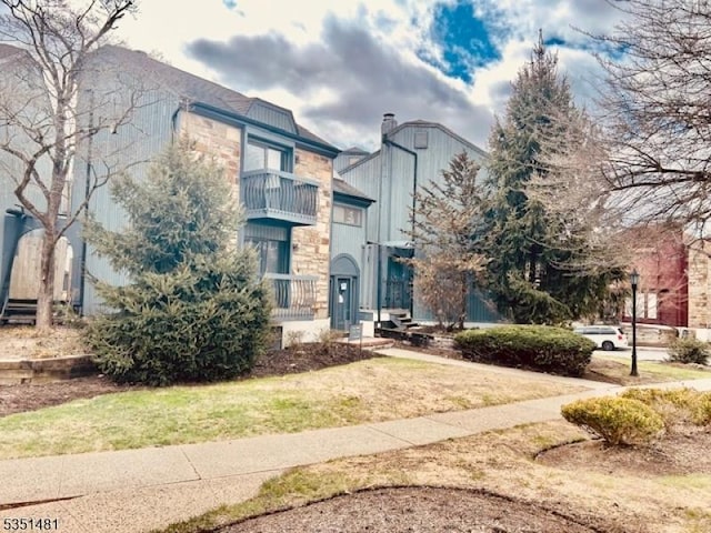 57 Kensington Ct, Washington Twp, NJ 07840 - view of front of home featuring a balcony
