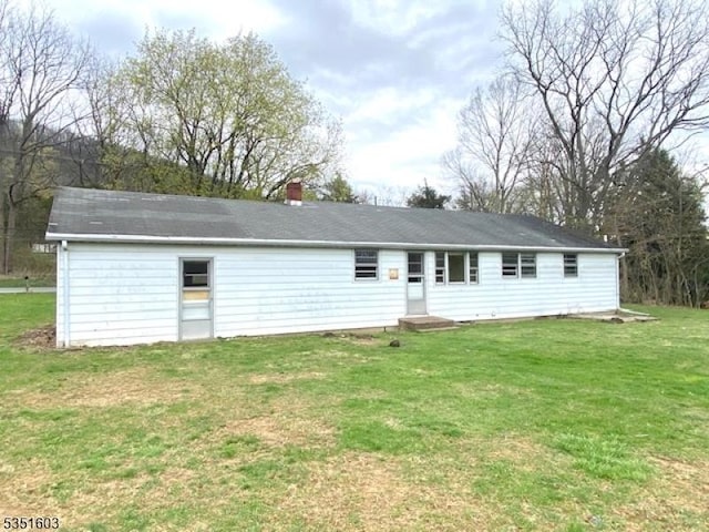 view of front of home featuring a front lawn