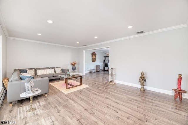 living area featuring visible vents, crown molding, baseboards, light wood finished floors, and recessed lighting