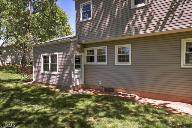 view of side of property featuring a lawn