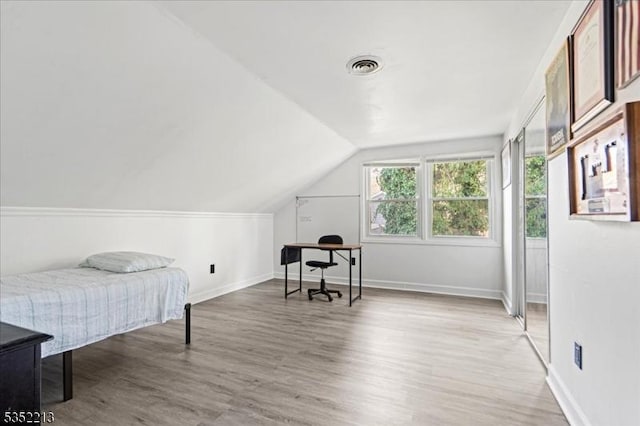 19 Tunnell Rd, Franklin Twp, NJ 08873 - bedroom featuring light wood-type flooring, baseboards, visible vents, and lofted ceiling