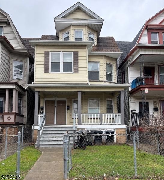view of front of house featuring a fenced front yard, a porch, and a front yard