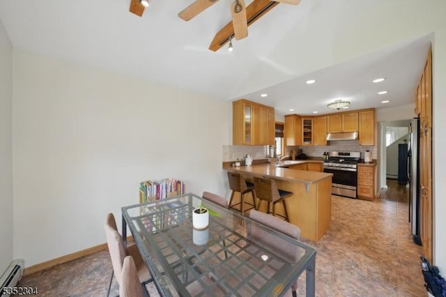 dining room featuring ceiling fan, baseboard heating, recessed lighting, baseboards, and lofted ceiling