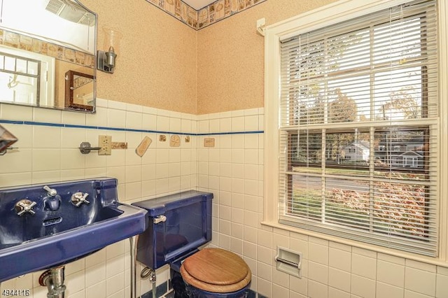 1775 Sleepy Hollow Ln, Plainfield City, NJ 07060 - bathroom with tile walls