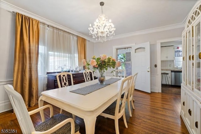 dining room featuring crown molding and a notable chandelier