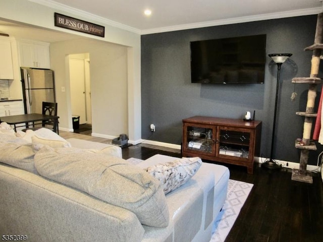 living area with baseboards, wood finished floors, recessed lighting, and ornamental molding