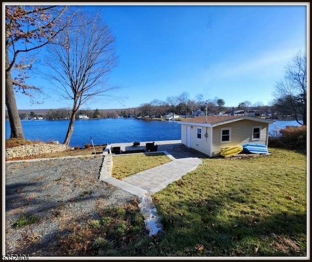 view of yard featuring a water view