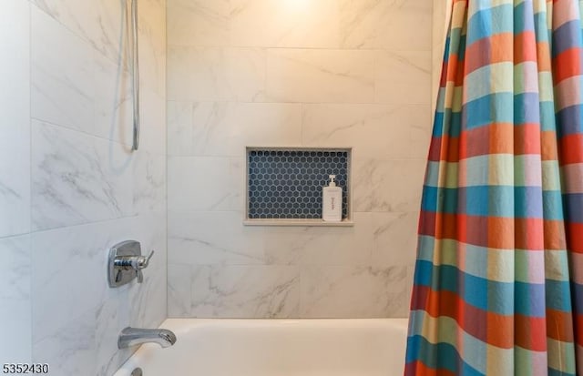 bathroom with shower / bath combo