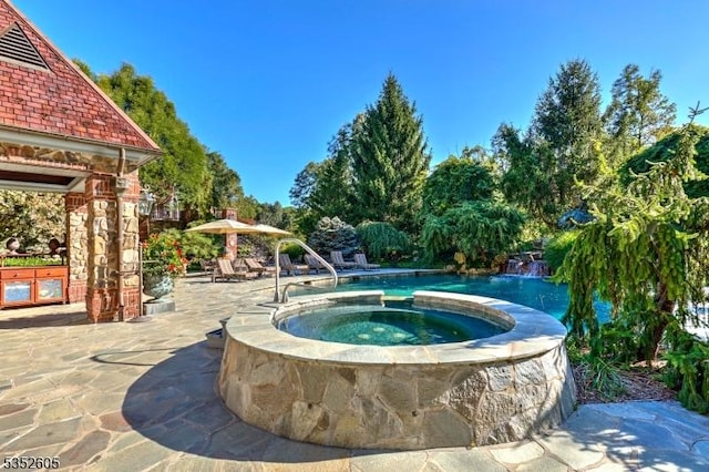 770 Pottersville Rd, Chester Twp, NJ 07931 - view of swimming pool with a patio and a pool with connected hot tub