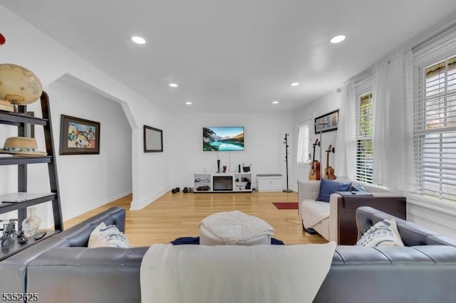 living room featuring wood finished floors, recessed lighting, and baseboards