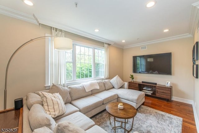 living area with recessed lighting, baseboards, wood finished floors, visible vents, and ornamental molding