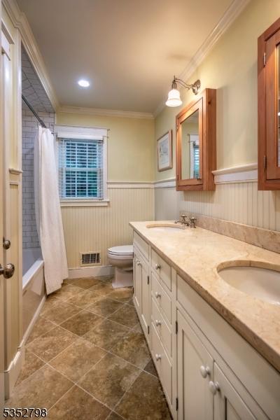 199 W Springtown Rd, Washington Twp, NJ 07853 - full bath with double vanity, toilet, crown molding, a wainscoted wall, and shower / tub combo