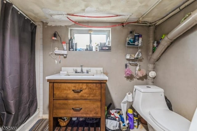 full bath featuring curtained shower, toilet, and vanity