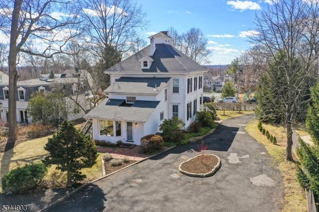 view of front of property featuring aphalt driveway