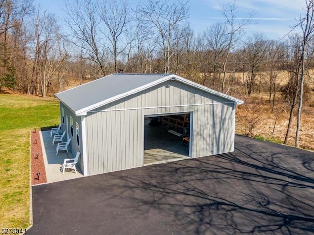 view of outdoor structure with an outdoor structure and aphalt driveway