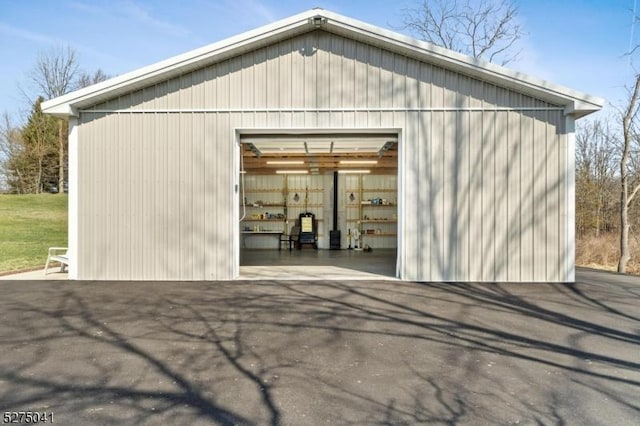 view of outdoor structure with an outbuilding