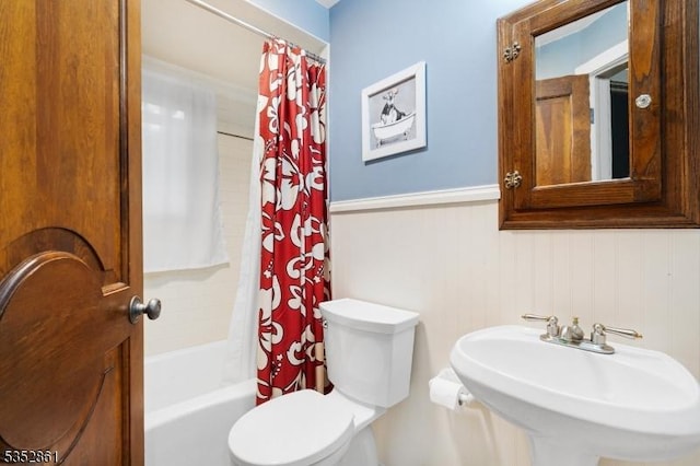 full bathroom featuring a sink, toilet, and shower / bathtub combination with curtain