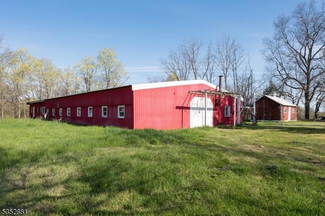 view of pole building featuring a lawn