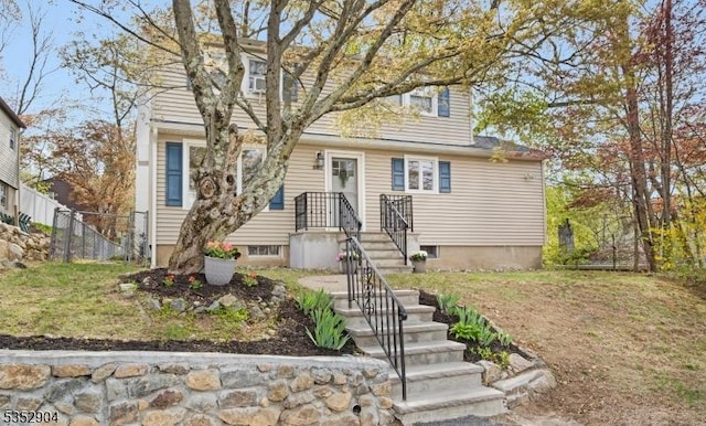 view of front of property featuring a front lawn and fence