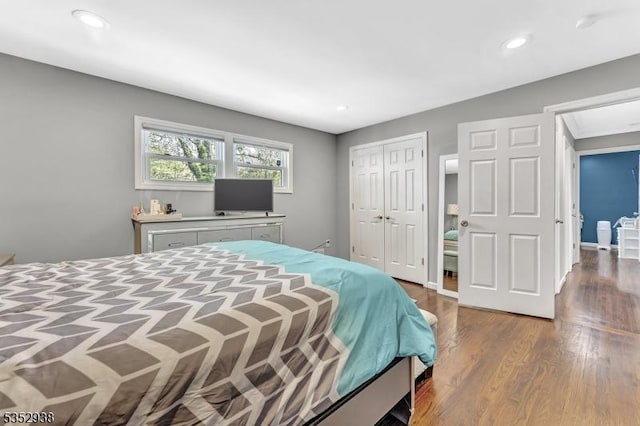 bedroom featuring recessed lighting, wood finished floors, and a closet