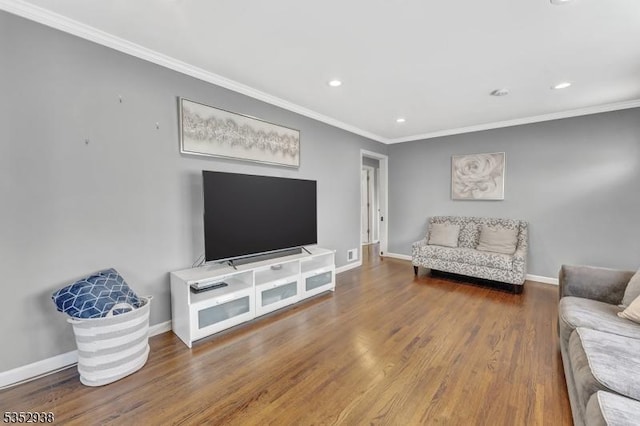 living room featuring recessed lighting, baseboards, ornamental molding, and wood finished floors
