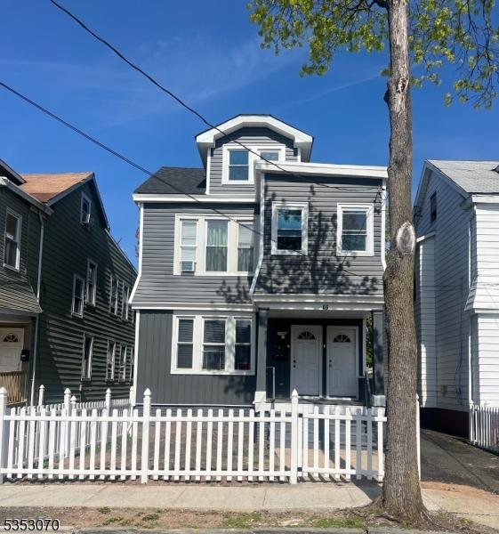 view of front facade with a fenced front yard and covered porch